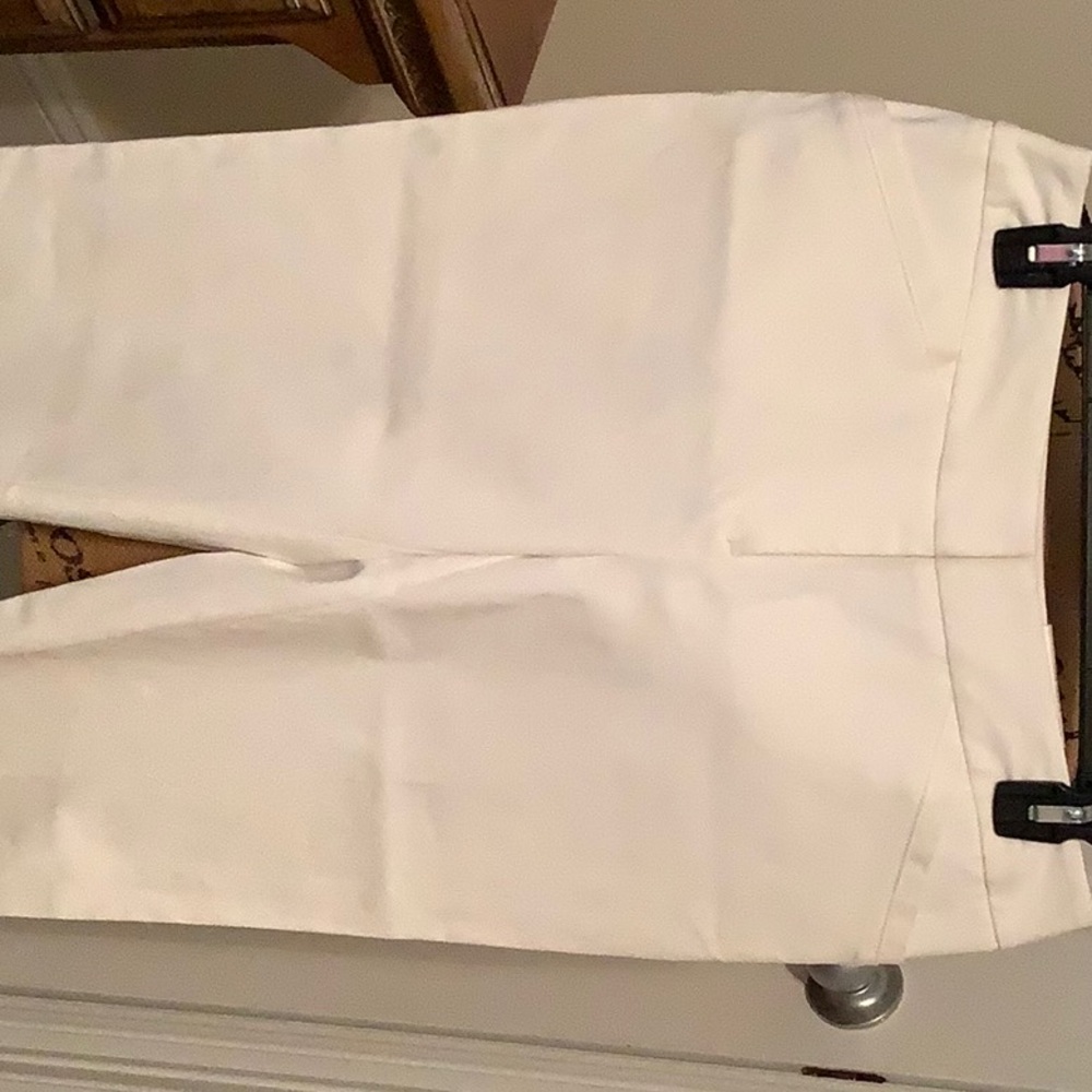 Apt 9 capris, NWT size 6 reg. Winter white.